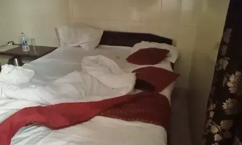 Hyderabad, Secret camera, hotel room, Extorting money, Oyo Rooms