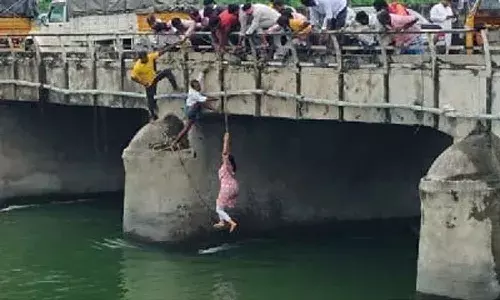 Video : సెల్ఫీ దిగుతూ సాగర్ కాలువలో పడ్డ మహిళ.. తృటిలో తప్పిన ప్రాణాపాయం