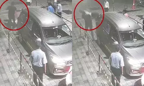 Viral Video : ఆడి కార్ను ఢీ కొట్టిన క్యాబ్ డ్రైవర్ను పైకి లేపి నేలకేసి కొట్టాడు..!