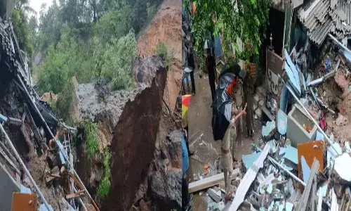 విజయవాడలో విరిగిపడ్డ కొండచరియలు, బాలిక మృతి.. ఇళ్లు ధ్వంసం