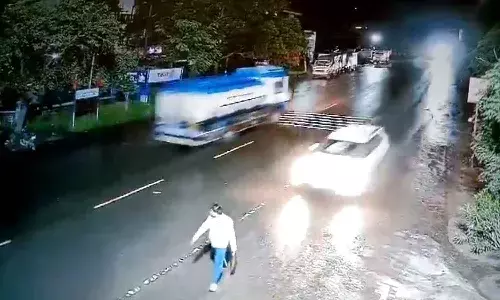 Video : హిట్ అండ్ రన్.. కారు ఢీ కొట్టడంతో గాల్లో ఎగిరిపడ్డ యువకుడు