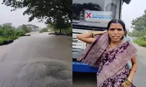 Warangal: వాగులో చిక్కుకున్న బస్సు.. సాయం కోసం ప్రయాణికుల ఎదురుచూపు