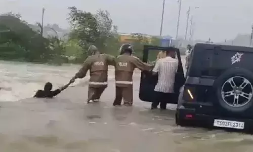 Telangana, police rescue man, floodwater, Nagarkarnool