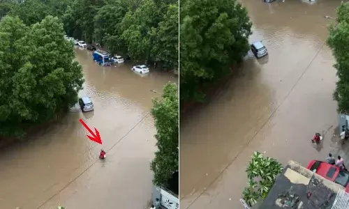 జొమాటో భయ్యా నువ్వు సూపర్.. వరద నీటిలో కూడా నడుస్తూ...