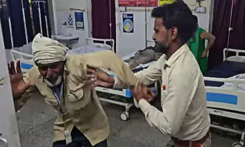 Viral Video : చికిత్స పొందుతున్న వృద్ధుడిపై వార్డు బాయ్ దాడి