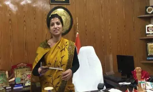 జీహెచ్ఎంసీ కమిషనర్ ఆమ్రపాలికి నోటీసులు