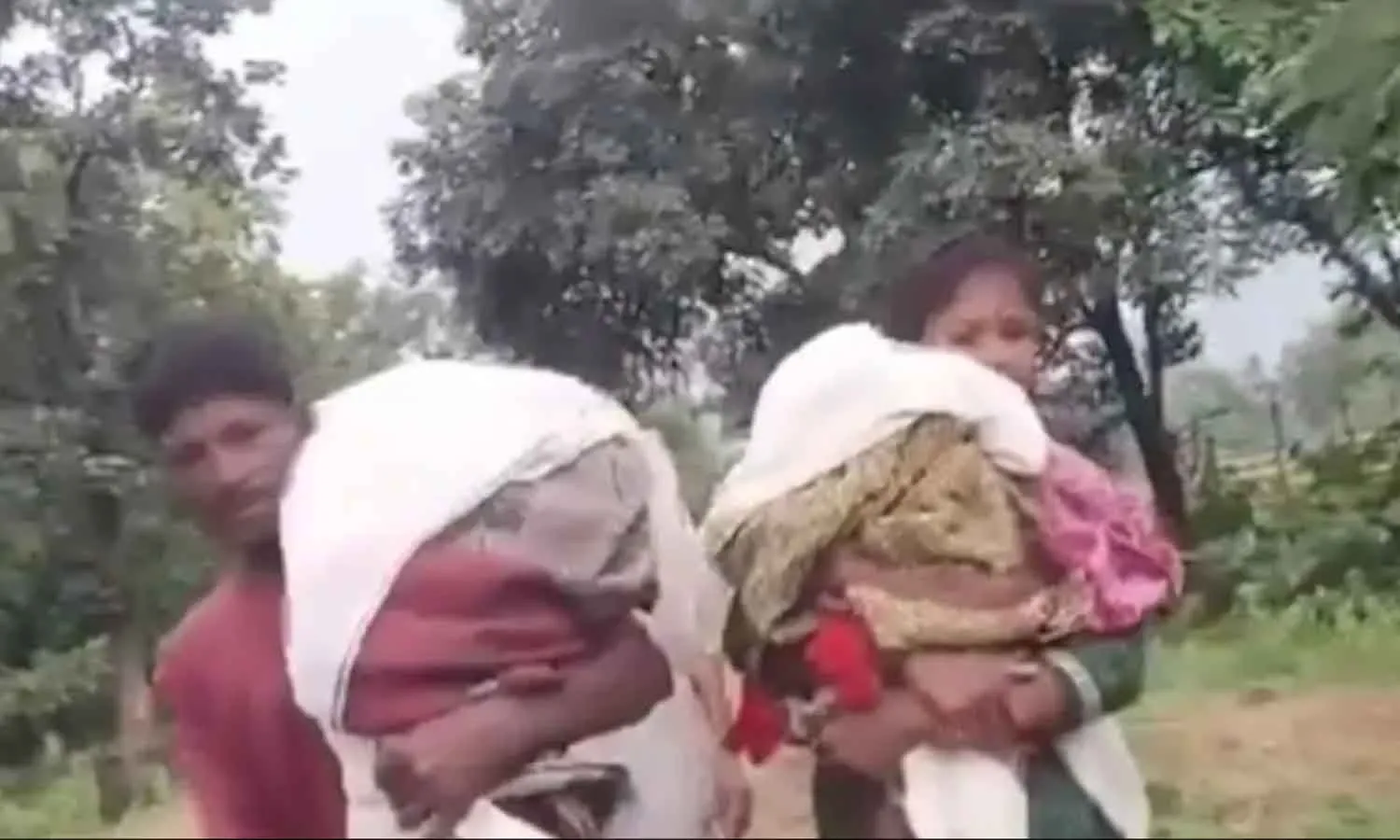 Video : ఇద్దరు కుమారుల మృతదేహాలను భుజాలపై మోసుకెళ్లిన దంప‌తులు