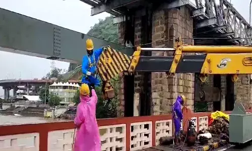 వేగంగా ప్రకాశం బ్యారేజీ మరమ్మతు పనులు