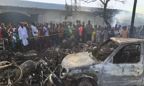 ఘోర ప్రమాదం, ట్రక్కును ఢీకొట్టిన ఇంధన ట్యాంకర్..48 మంది దుర్మరణం