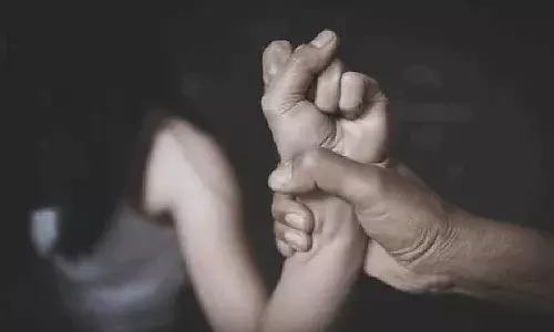 కోల్‌కతాలో మ‌రో ఘ‌ట‌న‌.. పట్టపగలు కదులుతున్న బస్సులో మహిళపై..