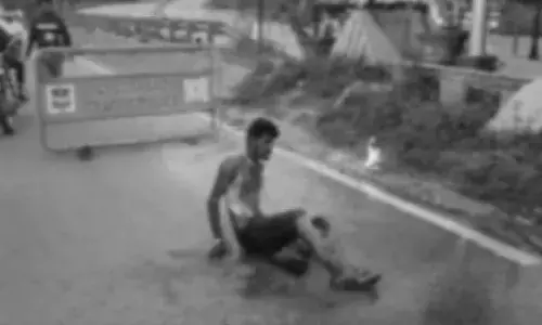 ట్రాఫిక్ పోలీసులు బైక్ ఆపినందుకు ఒంటిపై పెట్రోల్‌ పోసుకుని నిప్పంటించుకున్న యువకుడు