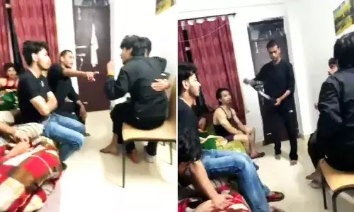 Viral Video : జూనియర్ను బెల్ట్తో బాదేశారు..!