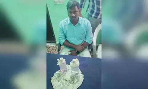 రూ.8000 లంచం తీసుకుంటూ అడ్డంగా దొరికిపోయాడు