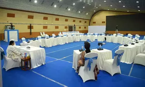 రెండు గంటల పాటూ ఎదురు చూసిన మమతా బెనర్జీ