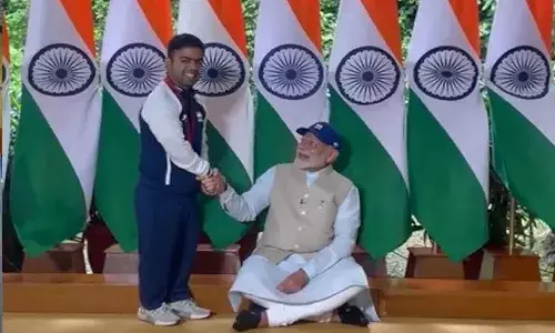 నేలపై కూర్చొని ఆ బహుమతిని స్వీకరించిన ప్రధాని