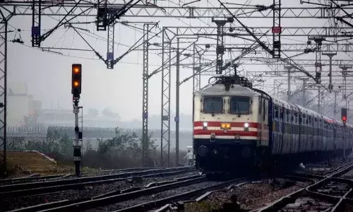 మరో ఘటన.. రైల్వే ట్రాక్పై ఐరన్ రేకులు వేశారు.!