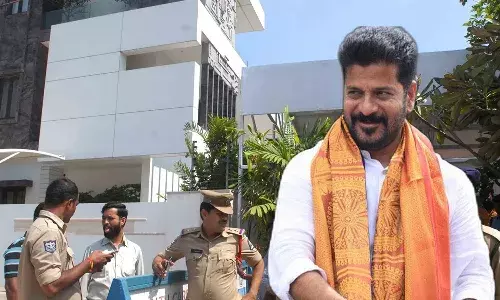 సీఎం రేవంత్రెడ్డి ఇంటి వద్ద బ్యాగు కలకలం