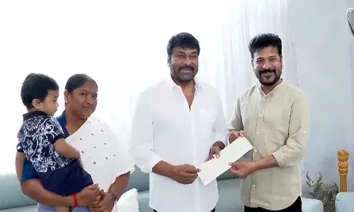 సీఎంకు రెండు చెక్లు ఇచ్చిన చిరంజీవి