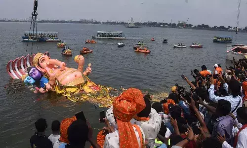 ముగిసిన ఖైరతాబాద్ గణేషుడి నిమజ్జనం (వీడియో)