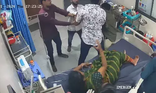 Viral Video : ఎమర్జెన్సీ రూమ్లోకి చెప్పులు వేసుకుని రావద్దన్న వైద్యుడిపై దాడి