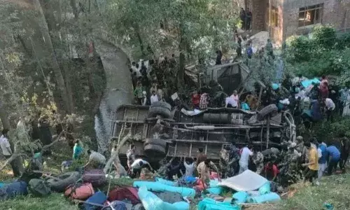 Big Breaking : జమ్మూలో ఘోర బస్సు ప్రమాదం.. ముగ్గురు బీఎస్ఎఫ్ జవాన్లు మృతి