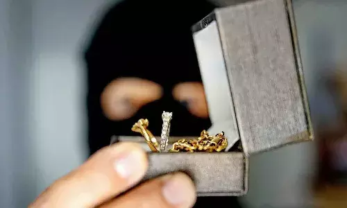 దొంగతనం చేసిన పని మనిషి.. ఇన్స్టాగ్రామ్ లో పోస్టు పెట్టి