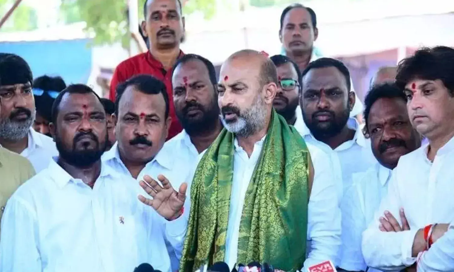 ఒవైసీ బ్రదర్స్‌కు ఉగ్రవాదులతో సంబంధాలున్నాయి: బండి సంజయ్