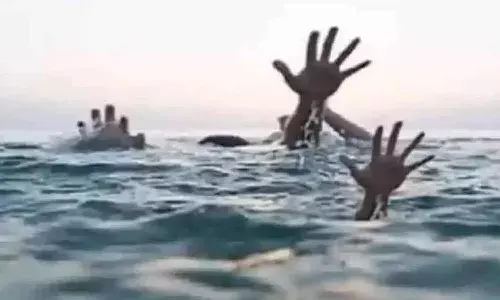 వాగులో మునిగి ఇద్దరు వైద్య విద్యార్థులు మృతి