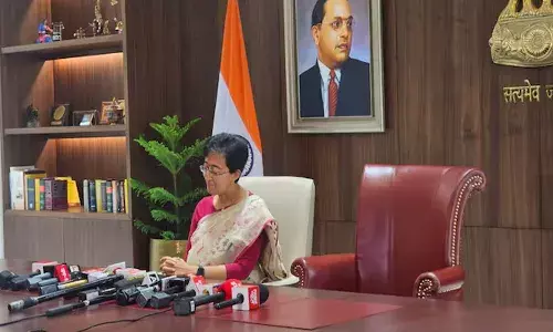 భరతుడే స్ఫూర్తి.. కేజ్రీవాల్ కోసం కుర్చీ ఖాళీగా ఉంచి మరో సీట్లో కూర్చొన్న అతిషీ