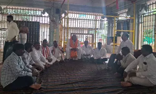 ల‌డ్డూ వివాదంపై సీబీఐ విచారణ కోరుతూ దీక్ష‌కు దిగిన వీహెచ్‌