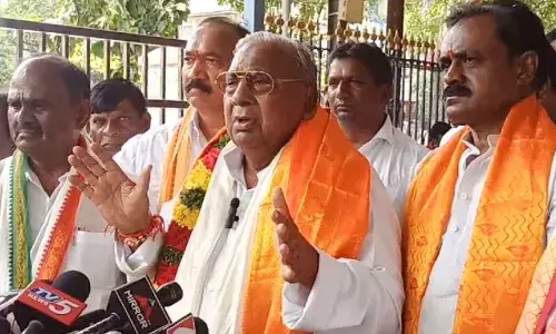 దేవుడిపై ఒట్టు వేస్తూ రాజకీయం చేస్తున్నారు : వీహెచ్‌