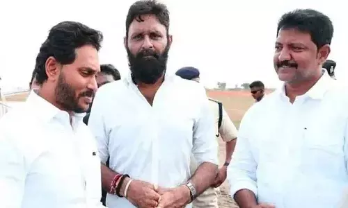 వైఎస్ జగన్‌ను కలిసిన కొడాలి నాని, వల్లభనేని వంశీ