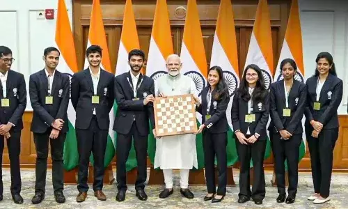 ప్రధాని మోదీ ముందు చెస్ చాంపియన్స్ గేమ్ (వీడియో)
