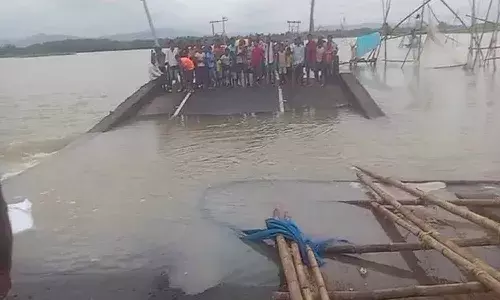 అక్కడే.. మరో వంతెన కూలింది.!