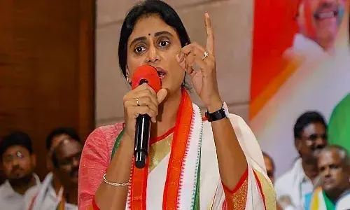 పోటీ పడి నీచమైన మత రాజకీయాలు చేస్తున్నారు: వైఎస్ షర్మిల