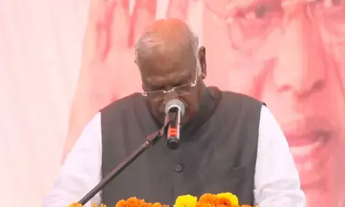 స్టేజ్పైనే మల్లికార్జున ఖర్గేకు స్వల్ప అస్వస్థత (వీడియో)
