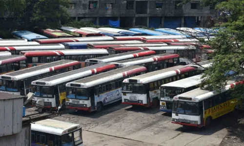 దసరాకు ఊళ్లకు వెళ్లేవారికి TGSRTC గుడ్న్యూస్