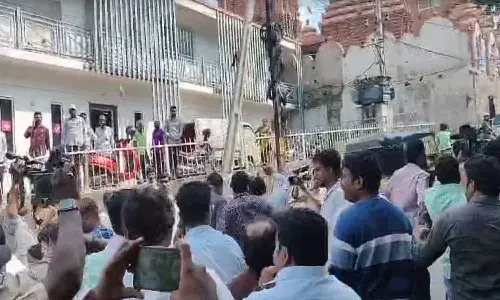 తెలంగాణ భవన్ ను ముట్టడించిన కాంగ్రెస్ కార్యకర్తలు