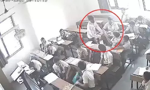 Viral Video : ఉపాధ్యాయుడు కాదు ఉన్మాది