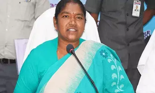 సినీ నటులకు మేం వ్యతిరేకం కాదు: మంత్రి సీతక్క