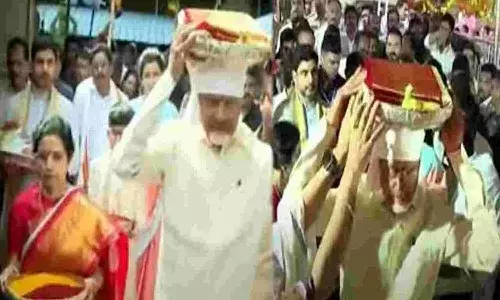 కనకదుర్గ ఆలయాన్ని దర్శించుకున్న సీఎం చంద్రబాబు