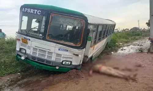 డ్రైవర్కు గుండెపోటు.. అదుపుతప్పి కాల్వలోకి దూసుకెళ్లిన బస్సు