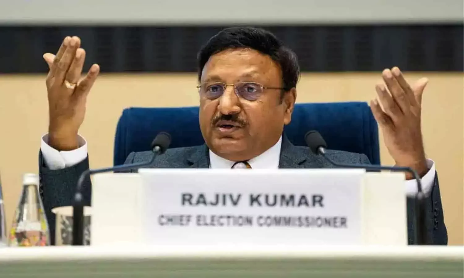 సీఈసీ ప్రయాణిస్తున్న హెలికాప్టర్‌ అత్యవసర ల్యాండింగ్‌