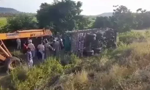 Lorry transporting, crocodiles, Lorry overturns, Telangana