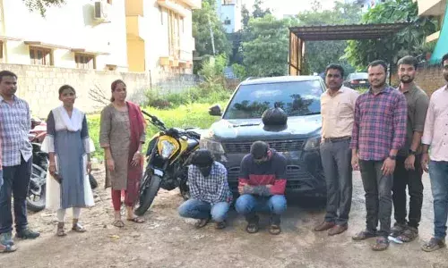 గుట్టు చప్పుడు కాకుండా ఆ వ్యాపారం చేస్తూ పట్టుబడ్డారు..!