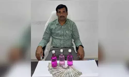 లంచం తీసుకుంటూ అడ్డంగా బుక్కైన మున్సిపల్ కమిషనర్