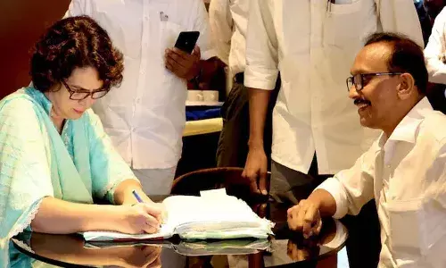 నామినేషన్ దాఖలు చేసిన ప్రియాంక గాంధీ