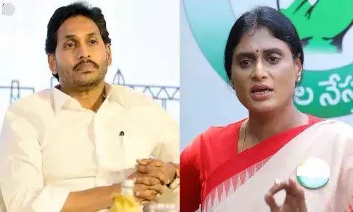 నాలుగు గోడల మధ్య పరిష్కరించుకోవాల్సిన విషయాలను రోడ్డు మీదకు తీసుకువచ్చారు: వైఎస్ షర్మిల