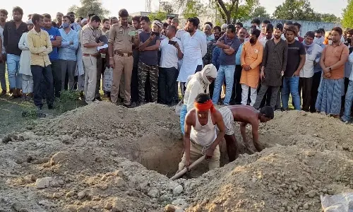 రెండున్నర నెలల తర్వాత సమాధి నుంచి యువకుడి అస్థిపంజరాన్ని బయటకు తీశారు.. ఏం జరిగిందంటే..