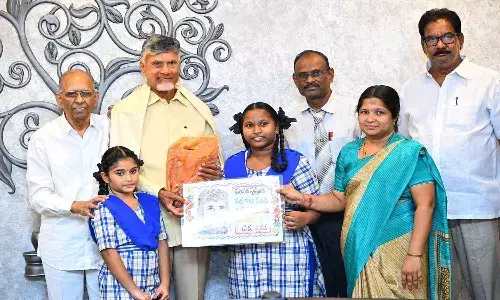 అభిమాన నేతకు విద్యార్ధిని తీపి జ్ఞాపిక.. ఆనందంతో పొంగిపోయిన చంద్రబాబు